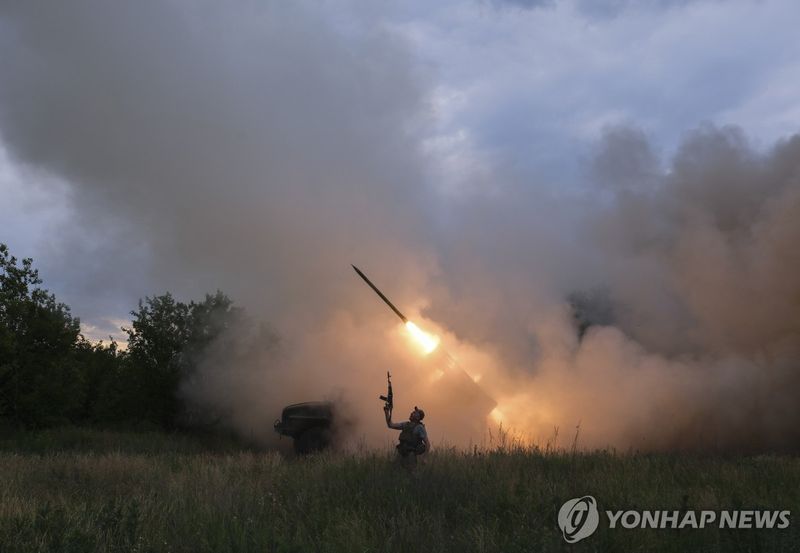 로켓 발사하는 우크라이나 군 (출처=연합뉴스)