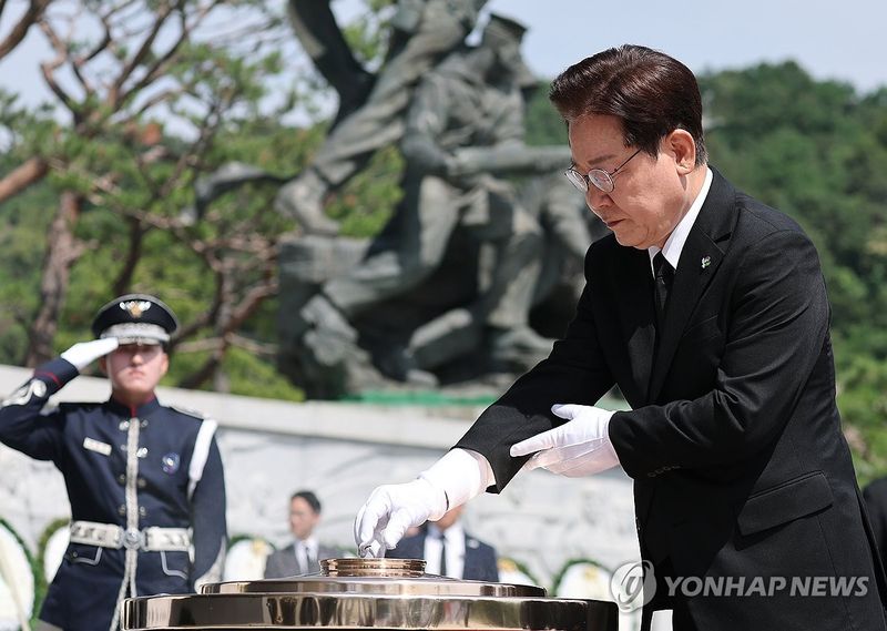 분향하는 이재명 대통령 (출처=연합뉴스)
