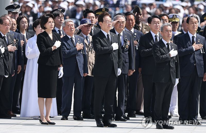 국기에 경례하는 이재명 대통령 부부 (출처=연합뉴스)