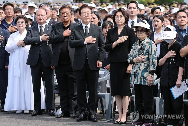 국기에 경례하는 이재명 대통령 부부 (출처=연합뉴스)