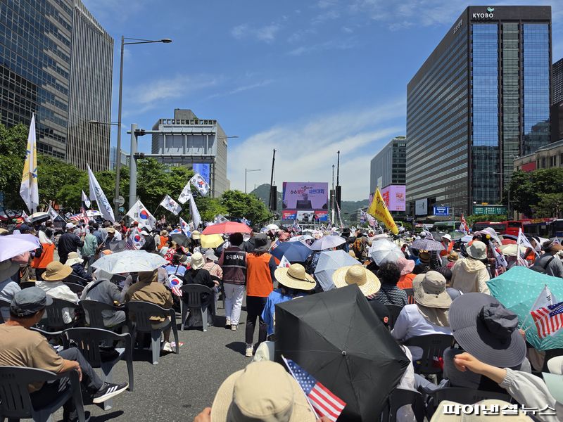 6일 오전 서울 광화문에서 대한민국바로세우기국민운동본부 주최로 '6·6 광화문 국민대회'가 열리고 있다. 사진=박성현 기자