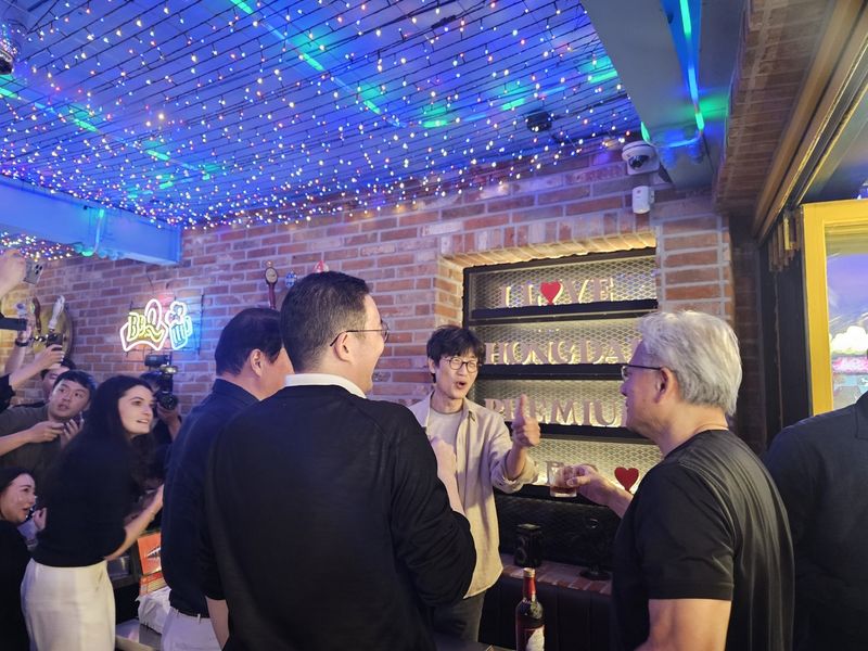 2차 BBQ에서 즐거운 시간 보내는 총수들 (출처=연합뉴스)