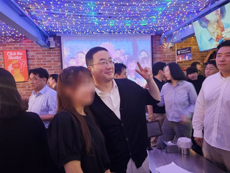 시민들과 사진 찍는 구광모 회장 (출처=연합뉴스)