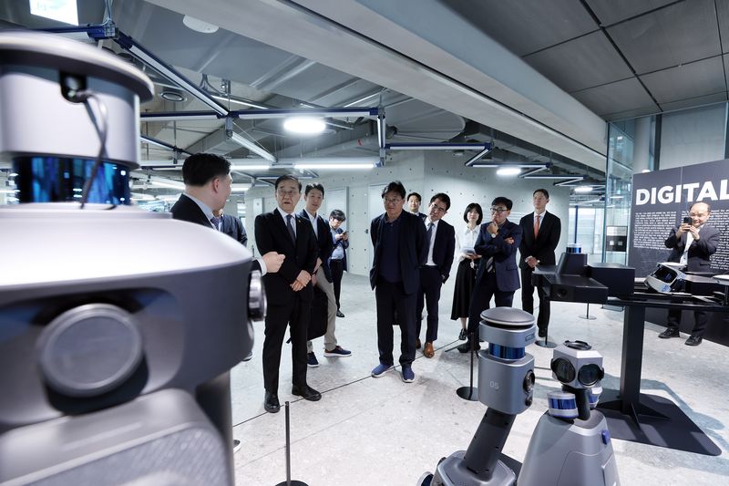 [서울=뉴시스] 27일 네이버에 따르면 김윤덕 국토교통부 장관은 이날 오후 경기 성남시 네이버 사옥 '1784'를 찾아 네이버의 로봇·디지털트윈 기술을 살펴보고 이동 로봇 상용화를 위한 기술·정책 지원 방안을 논의했다. (왼쪽부터) 남영우 국토교통부 기획조정실장, 김윤덕 국토교통부 장관, 최수연 네이버 대표, 유봉석 네이버 CRO, 윤성업 국토교통부 규제개혁법무담당관. 2026.05.27. (사진=네이버 제공) *재판매 및 DB 금지