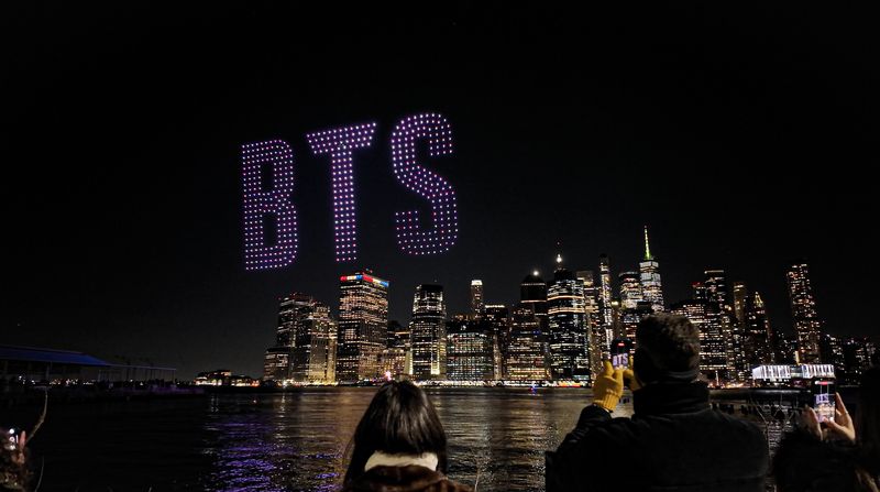 [서울=뉴시스] 방탄소년단 뉴욕 드론쇼. (사진 = 빅히트 뮤직 제공) 2026.03.21. photo@newsis.com *재판매 및 DB 금지