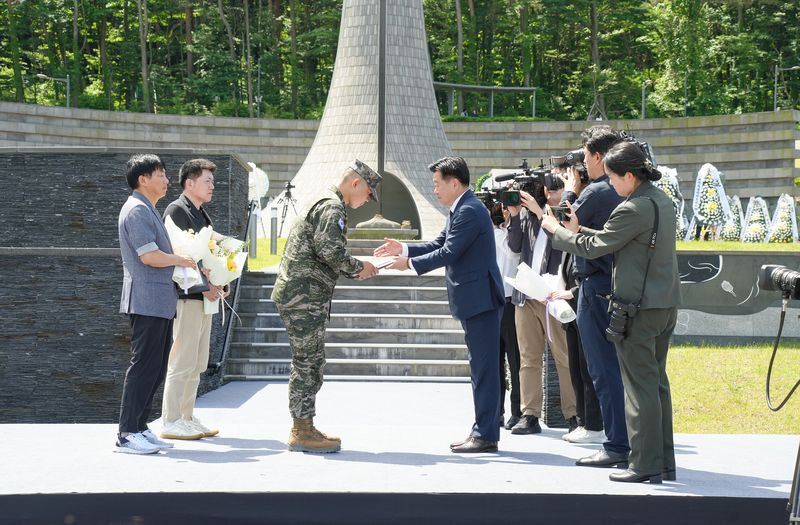 오영훈 제주도지사가 6일 국립제주호국원 현충광장에서 열린 제71회 현충일 추념식에서 보훈문화 확산에 기여한 유공자에게 표창을 수여한 뒤 악수하고 있다. 제주도는 국가를 위한 희생과 헌신을 지역사회에 전한 유공자와 보훈가족의 공로를 기렸다. /사진=제주특별자치도 제공