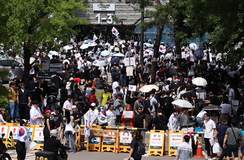 6·3 지방선거 투표용지 부족 사태에 반발한 시민들이 6일 서울 송파구 올림픽공원 핸드볼경기장 개표소 앞에 모여 재선거를 요구하는 구호를 외치고 있다. 뉴스1