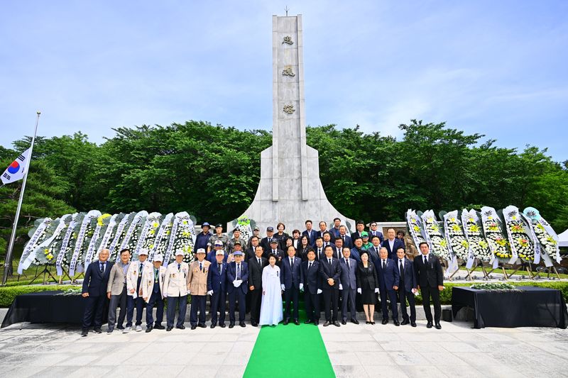 6일 오전 속초 도문동 충혼탑에서 진행된 제71회 현충일 추념식을 마친 뒤 이병선 속초시장, 국가유공자와 유가족, 보훈단체, 기관·단체장 등이 기념촬영을 하고 있다.(속초시 제공, 재판매 및 DB금지)