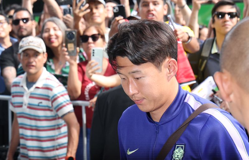 [과달라하라(멕시코)=뉴시스] 전신 기자 = 축구국가대표팀 손흥민이 5일(현지 시간) 멕시코 과달라하라 대표팀 숙소로 들어서고 있다. 2026.06.06. photo1006@newsis.com