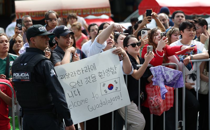 [과달라하라(멕시코)=뉴시스] 김명년 기자 = 5일(현지 시간) 멕시코 과달라하라에 마련된 대한민국 축구국가대표팀 숙소 앞에서 팬들이 선수들을 기다리고 있다. 2026.06.06. kmn@newsis.com