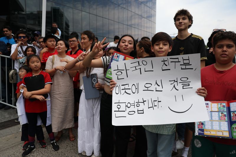 [과달라하라(멕시코)=뉴시스] 김명년 기자 = 5일(현지 시간) 멕시코 과달라하라에 마련된 대한민국 축구국가대표팀 숙소 앞에서 팬들이 선수들을 기다리고 있다. 2026.06.06. kmn@newsis.com
