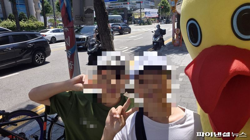 6일 오후 인형탈 알바를 하고 있는 기자에게 다가온 초등학생들.사진=한승곤 기자