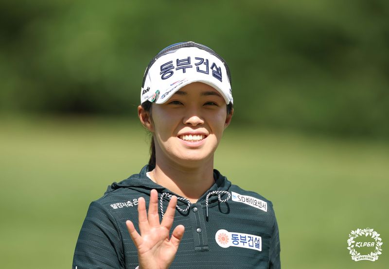 김수지가 6일 강원 원주의 성문안CC(파72)에서 열린 한국여자프로골프(KLPGA) 투어 셀트리온 퀸즈 마스터즈 2라운드 15번 홀에서 홀아웃을 한 뒤 갤러리에게 인사를 건네고 있다. KLPGA제공