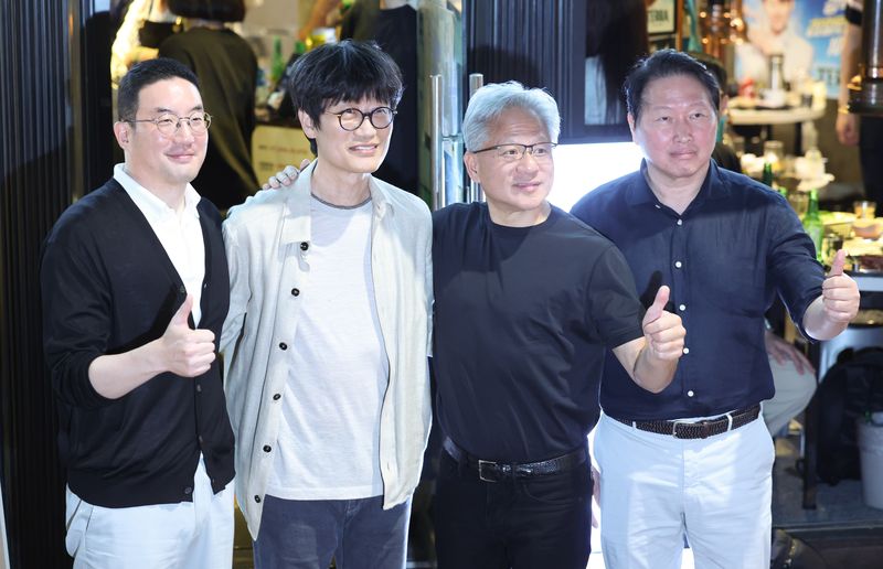 [서울=뉴시스] 조성우 기자 = 젠슨 황(왼쪽 세 번째) 엔비디아 최고경영자(CEO)가 5일 서울 마포구 서교동의 한 고깃집에서 최태원(오른쪽) SK그룹 회장, 구광모(왼쪽) LG그룹회장, 이해진 네이버 이사회 의장과 삼겹살 회동을 마친 뒤 기념촬영 하고 있다. 2026.06.05. xconfind@newsis.com