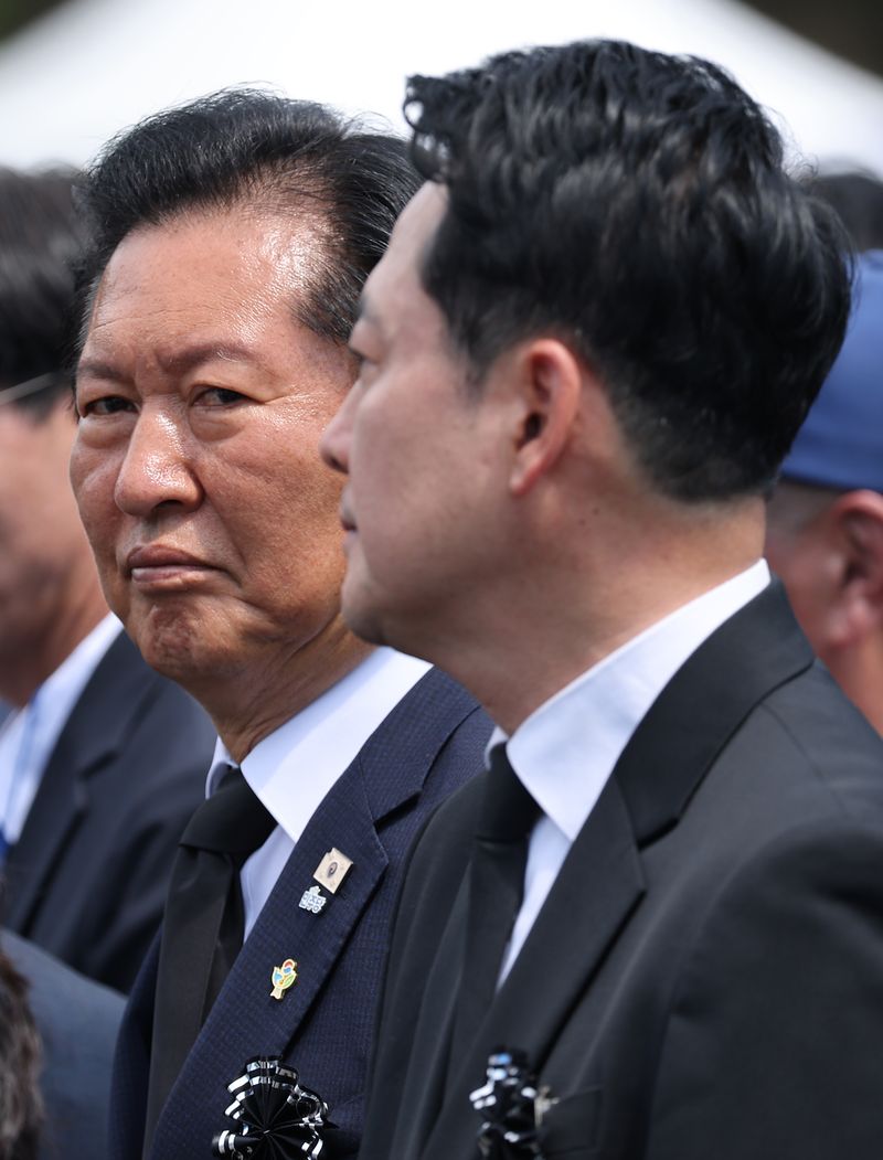 [서울=뉴시스] 고범준 기자 = 정청래 더불어민주당 대표와 장동혁 국민의힘 대표가 6일 서울 동작구 국립서울현충원에서 열린 제71회 현충일 추념식에 참석하고 있다. (청와대통신사진기자단) 2026.06.06. bjko@newsis.com