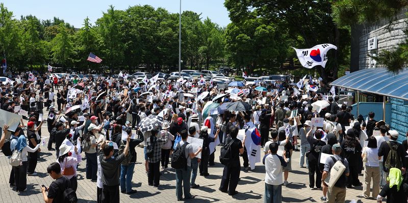 [서울=뉴시스] 김선웅 기자 = 제9회 전국동시지방선거 투표용지 부족 사태에 항의하며 개표소 봉쇄 시위를 이어가는 시민들이 6일 서울 송파구 올림픽공원 핸드볼경기장에 설치된 개표소 앞에서 재선거를 요구하고 있다. 2026.06.06. mangusta@newsis.com