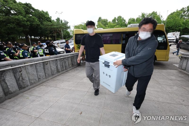 개표소 도착한 잠실7동 제2투표소 투표함 (출처=연합뉴스)