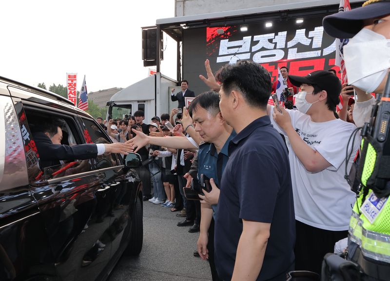 [과천=뉴시스] 조성봉 기자= 장동혁 국민의힘 대표가 4일 오전 경기 과천 중앙선거관리위원회를 나서며 투표용지 부족 사태 관련 항의 집회 참가자들에게 인사하고 있다. (공동취재) 2026.06.04. photo@newsis.com