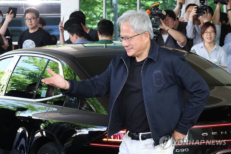 사인 위해 팬들에게 향하는 젠슨 황 (출처=연합뉴스)