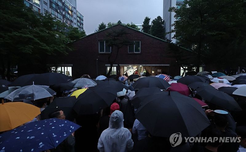 잠실7동 투표소 앞 시민들 (출처=연합뉴스)