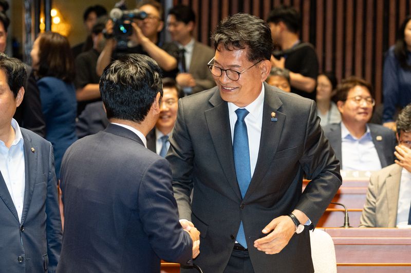 정청래 더불어민주당 대표와 송영길 의원이 5일 서울 여의도 국회에서 열린 의원총회에서 인사하고 있다. 2026.6.5 ⓒ 뉴스1 유승관 기자
