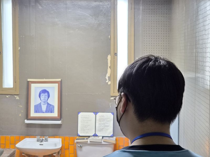 고(故) 박종철 열사 영정사진 바라보는 학생 (출처=연합뉴스)