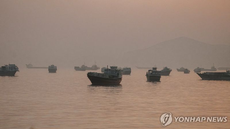 호르무즈 해협에 정박된 선박들 (출처=연합뉴스)