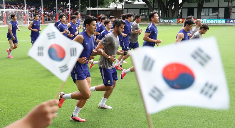 [사포판(멕시코)=뉴시스] 김명년 기자 = 6일(현지 시간) 멕시코 과달라하라 인근 대한민국 축구 국가대표팀 베이스캠프 훈련장인 사포판 치바스 바예 베르데에서 멕시코 팬들이 훈련중인 선수들에게 태극기를 흔들며 응원하고 있다. 2026.06.07. kmn@newsis.com <저작권자ⓒ 공감언론 뉴시스통신사. 무단전재-재배포 금지.> /사진=뉴시스화상