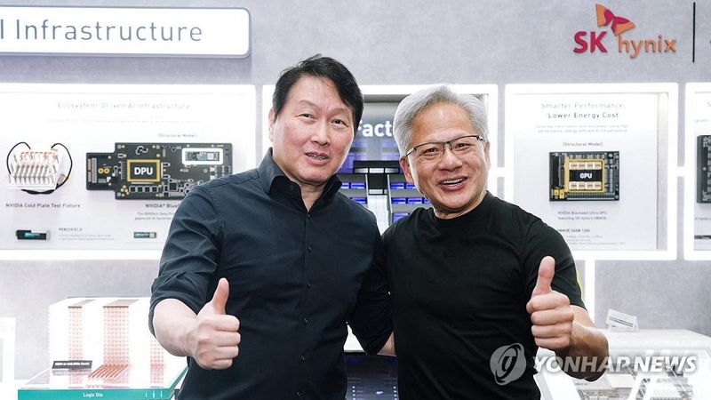 기념 촬영하는 최태원 회장과 젠슨 황 CEO (출처=연합뉴스)