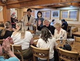 토속촌을 방문한 엔비디아 젠슨 황 최고경영자 일행. 연합뉴스
