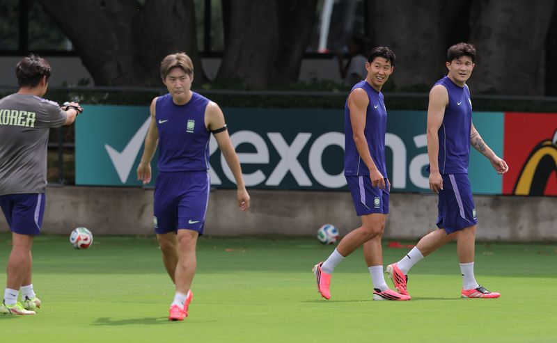 2026 북중미 월드컵에 출전하는 축구 국가대표팀 손흥민, 김민재, 이강인이 6일(현지시간) 베이스캠프 훈련장인 멕시코 과달라하라 치바스 바예 베르데에서 훈련을 하고 있다. 연합뉴스