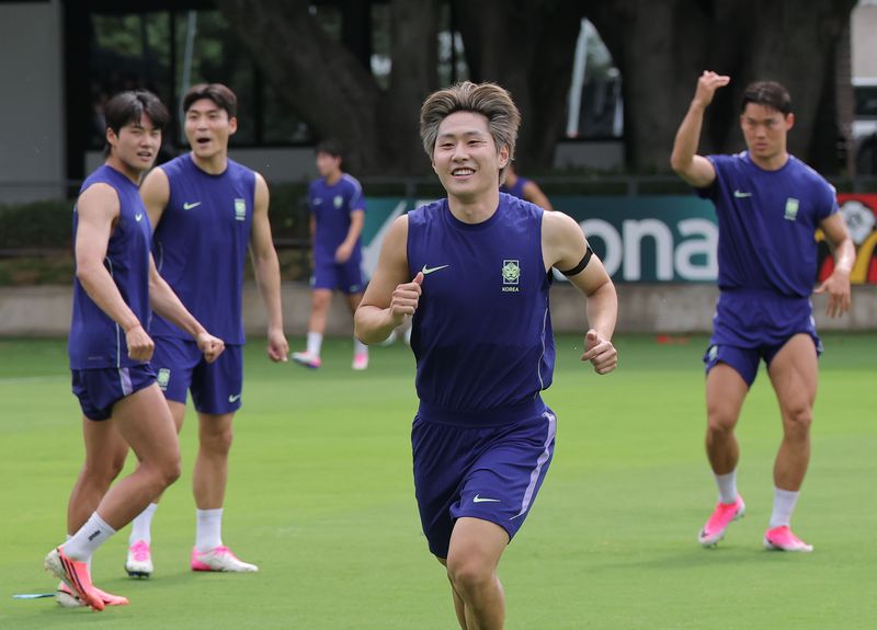 2026 북중미 월드컵에 출전하는 축구 국가대표팀 이강인이 6일(현지시간) 베이스캠프 훈련장인 멕시코 과달라하라 치바스 바예 베르데에서 훈련을 하고 있다. 연합뉴스