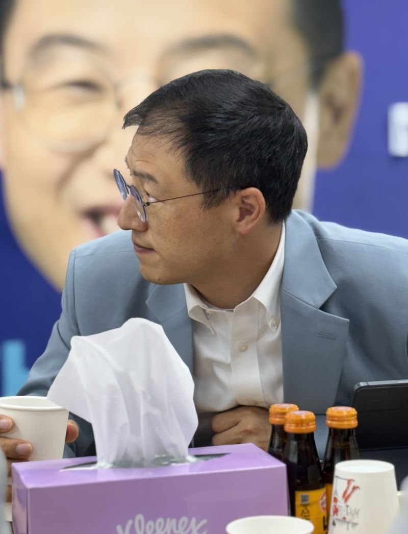 김상욱 민선 9기 울산시장 당선자가 지난 5일 선거사무소에서 중앙지 기자 간담회를 열었다. 김 당선자가 참석 기자의 질문을 듣고 있다. 사진=최수상 기자