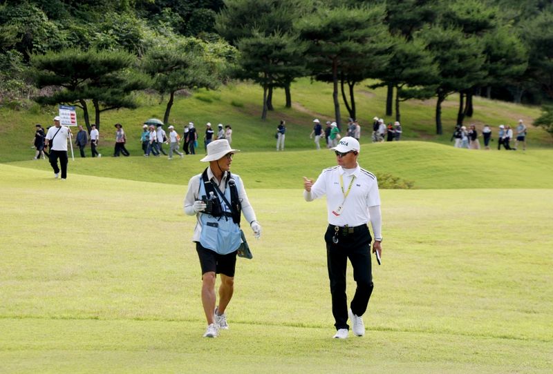 유진복 경기위원 팀장(우).KPGa 제공