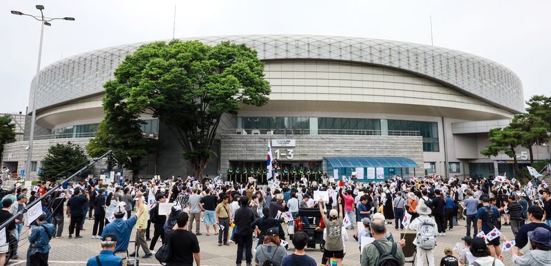 제9회 전국동시지방선거 투표용지 부족 사태에 반발한 시민들이 7일 서울 송파구 올림픽공원 핸드볼경기장 개표소 앞에 모여 재선거를 요구하는 구호를 외치고 있다. 2026.6.7/뉴스1