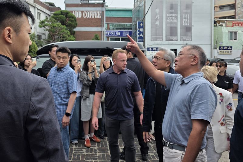젠슨 황 엔비디아 최고경영자(CEO)와 정의선 현대차그룹 회장이 7일 서울 종로구 우래옥에서 깜짝 회동을 하며 대화를 나누고 있다. 독자 제공. 연합뉴스