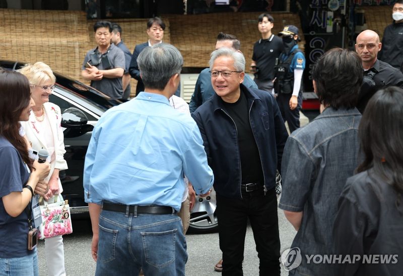 인사 나누는 젠슨 황과 장병규 (출처=연합뉴스)