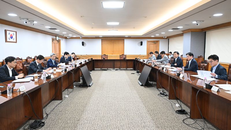 [서울=뉴시스] 구윤철 경제부총리 겸 재정경제부 장관이 7일 서울 중구 은행연합회에서 열린 시장상황점검회의를 주재하고 있다. (사진=재정경제부 제공) 2026.06.07. photo@newsis.com *재판매 및 DB 금지