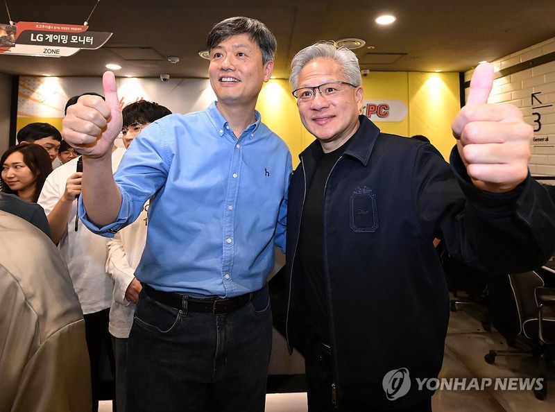 강남 PC방 찾은 젠슨 황 (출처=연합뉴스)