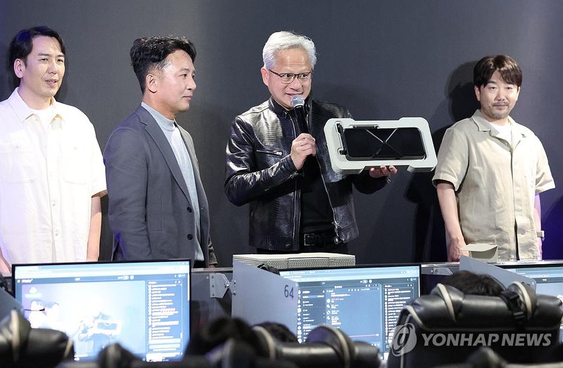 그래픽카드 소개하는 젠슨 황 CEO (출처=연합뉴스)