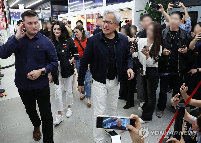 T1 베이스 캠프 입장하는 젠슨 황 CEO (출처=연합뉴스)