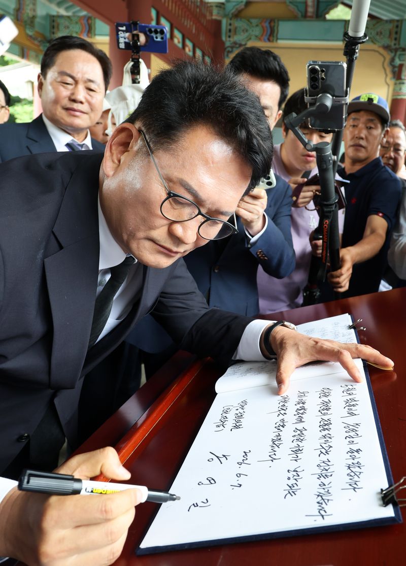인천 연수갑 국회의원 보궐선거에서 당선된 더불어민주당 송영길 전 대표가 7일 광주 5·18민주묘지를 찾아 방명록을 작성하고 있다. 연합뉴스