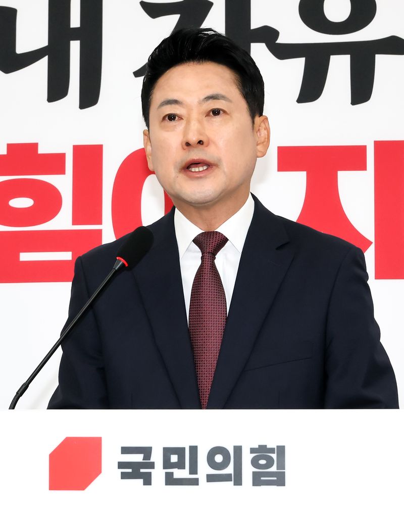 국민의힘 장동혁 대표가 7일 국회에서 6·3 지방선거에서 불거진 투표용지 부족 사태와 관련한 기자회견을 열고 있다. 연합뉴스