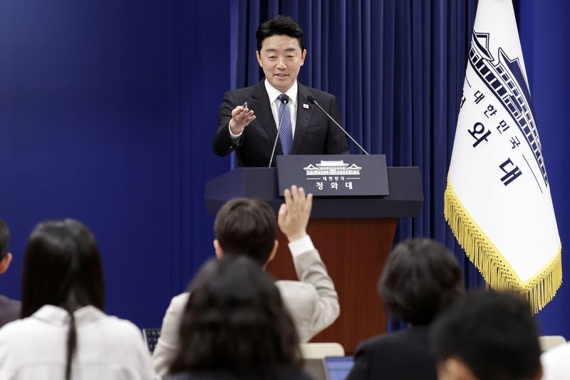 강훈식 대통령 비서실장이 7일 청와대 기자회견장에서 이재명 대통령이 신임 국무총리 후보자로 한성숙 중소벤처기업부 장관을 지명했다고 발표한 후 질문을 받고 있다. 연합뉴스