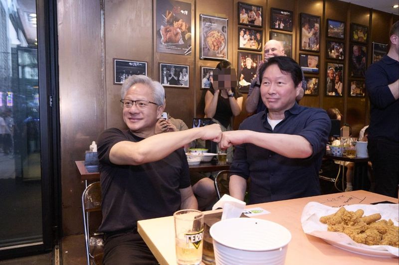 최태원 SK그룹 회장과 젠슨 황 엔비디아 최고경영자(CEO)가 7일 서울 강남구 삼성동 깐부치킨에서 회동을 하고 있다. SK그룹 제공