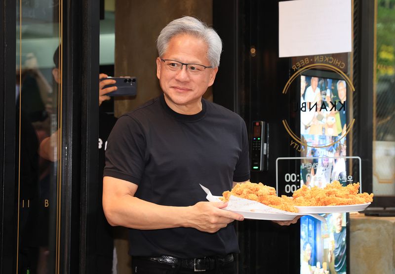 젠슨 황 엔비디아 최고경영자(CEO)가 지난 7일 오후 서울 강남구 깐부치킨 삼성점에서 최태원 SK그룹 회장과 '치맥 회동' 중 시민 및 취재진에게 치킨을 나눠주고 있다. 2 뉴스1