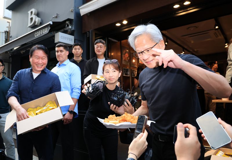 젠슨 황 엔비디아 최고경영자(CEO)와 최태원 SK그룹 회장이 7일 오후 서울 강남구 깐부치킨 삼성점에서 '치맥 회동' 중 시민 및 취재진에게 치킨을 나눠주고 있다. 2026.6.7 ⓒ 뉴스1 이호윤 기자