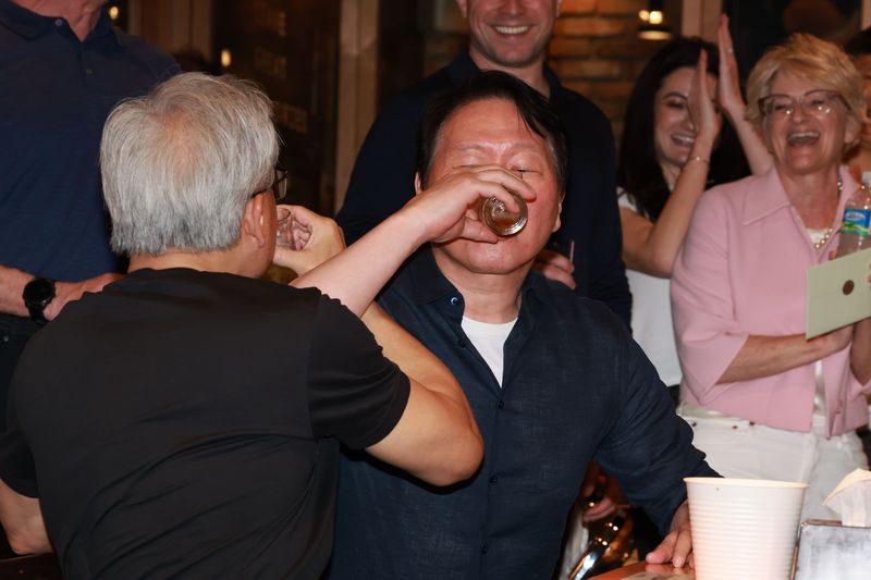 젠슨 황 엔비디아 최고경영자(CEO)와 최태원 SK그룹 회장이 7일 오후 서울 강남구 깐부치킨 삼성점에서 '치맥 회동'을 하고 있다. 2026.6.7 ⓒ 뉴스1 이호윤 기자
