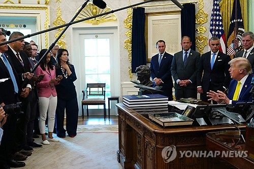 취재진에게 답하는 트럼프 대통령 (출처=연합뉴스)