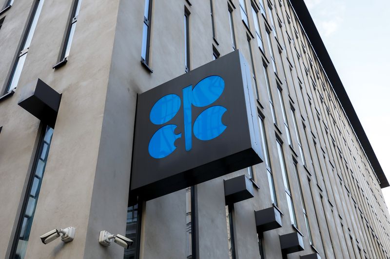 OPEC "원유 공급과잉 없다"…IEA 정면 반박